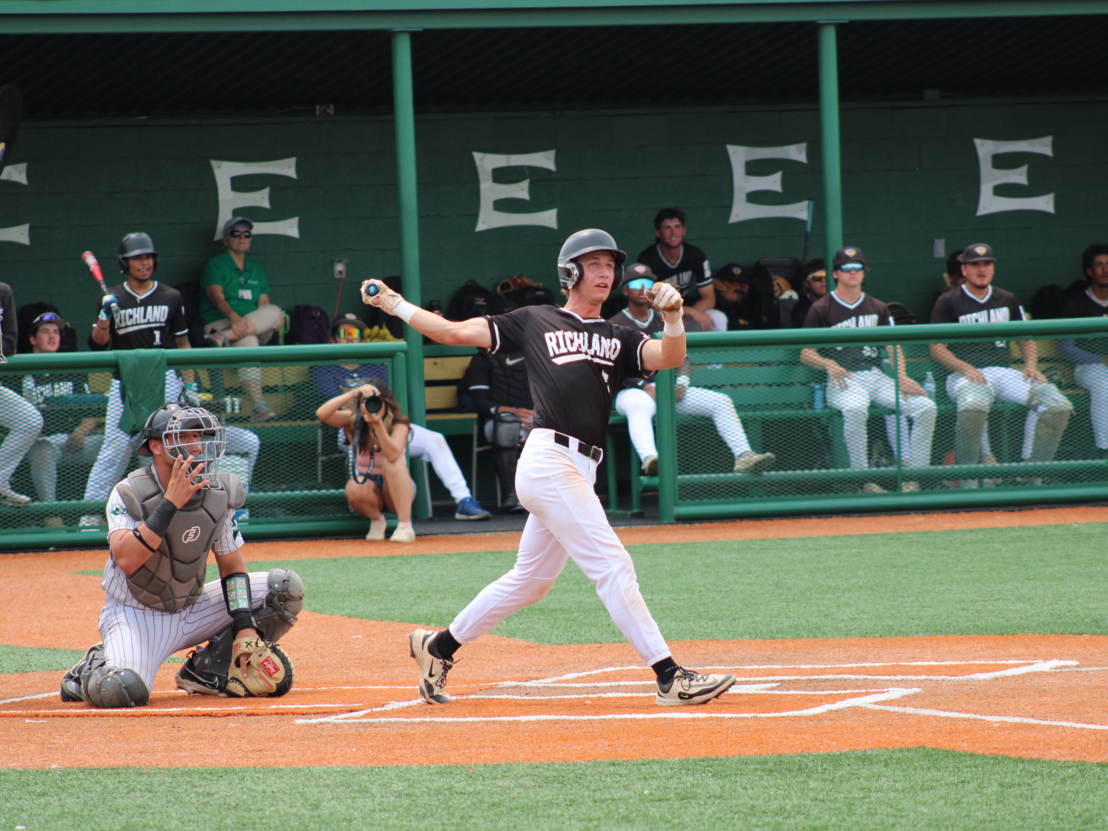 Thunderducks Strike in Thriller to Reach District Semis